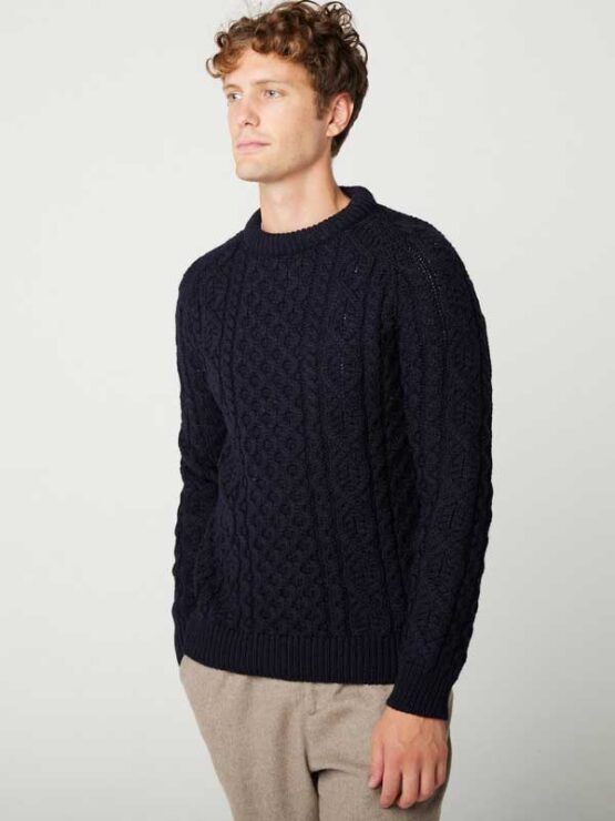 Peregrine,Hudson Aran Jumper, Navy – Bild 3