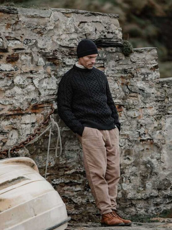 Peregrine,Hudson Aran Jumper, Navy – Bild 5