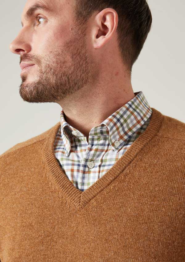 Alan Paine Lammwolle-Pullover mit V-Ausschnitt, moderne Passform – Driftwood – Bild 3