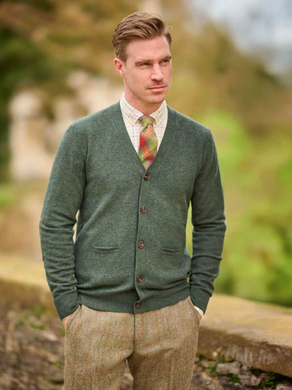 Cardigan_lambswool_met_Harris_Tweed_details_Forrest_Green