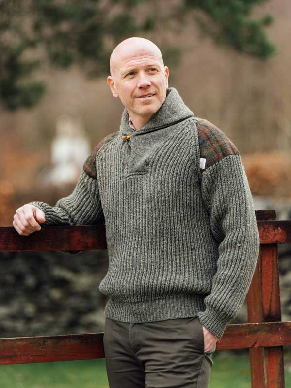 Grobstrickpullover mit Schalkragen und Harris-Tweed-Einsätzen (Derbytweed) – Bild 4