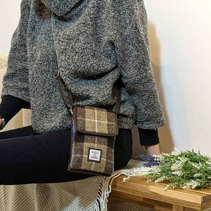 Harris Tweed Mini-Umhängetasche in Blau/Braun kariert – Bild 4