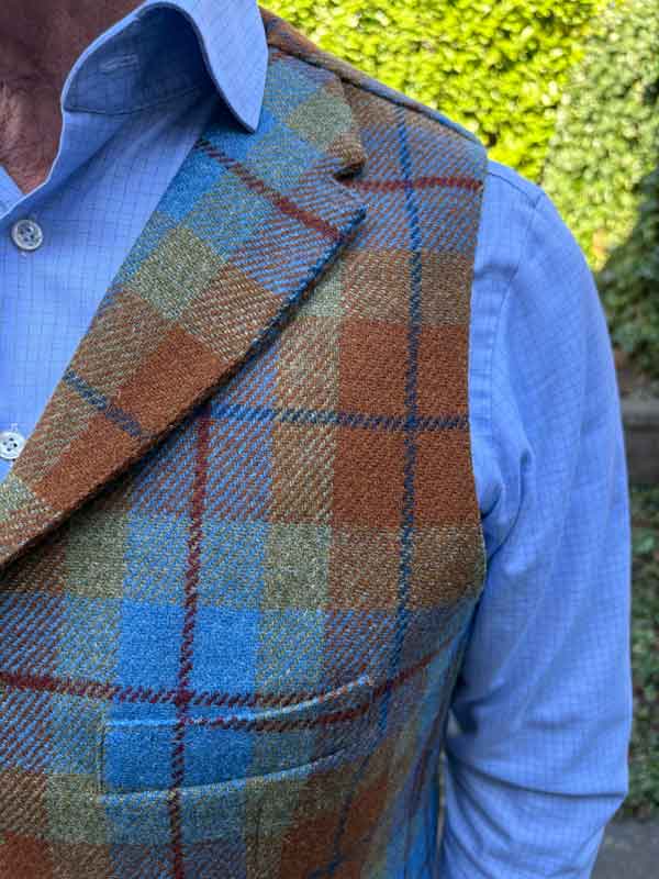 Harris Tweed Weste ''Wales'' In Gold Tartan – Bild 3