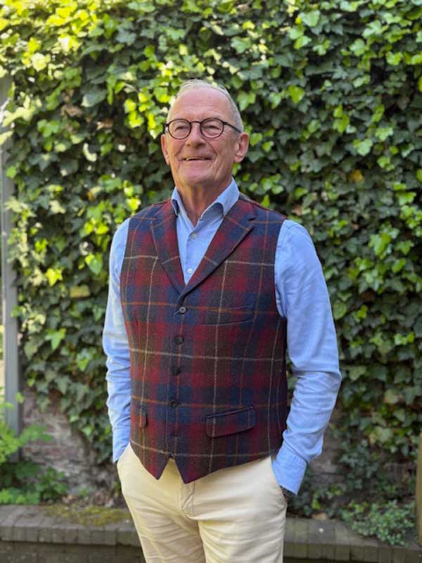 Harris_Tweed_Vestje_Wales_Met_Revers_In_Berry_Check